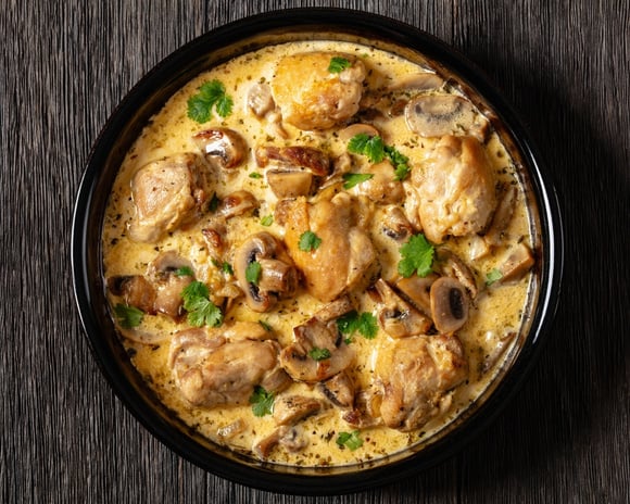 Frango douradinho na manteiga com molho cremoso: uma receita deliciosa que transforma sobrecoxas em um prato especial!