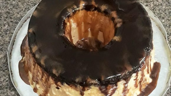 Um jeito mais saborosa de comer sorvete só com esse sorvete cremoso com cobertura de chocolate. (Créditos: TudoGostoso/Cristiane Aparecida)