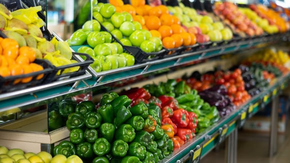 O primeiro lugar vai te surpreender: ranking revela os alimentos frescos com mais pesticidas em 2026