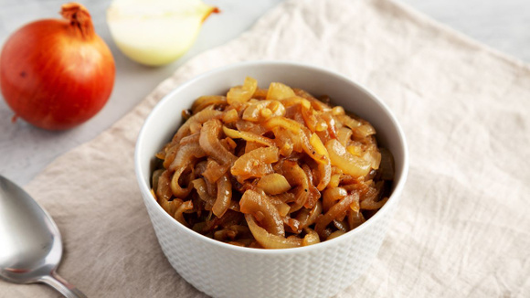 Por que sua cebola caramelizada nunca fica igual à do restaurante? O segredo está nesse detalhe e o TudoGostoso explica!