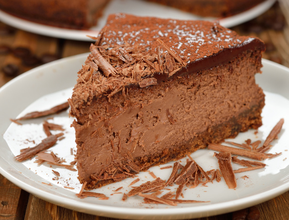 A torta de chocolate caseira fica cremosa e úmida, além de ter um sabor bem leve! (Créditos: Shutterstock)