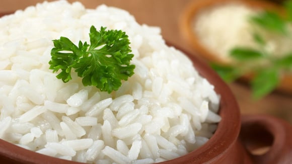 Os chefs espanhóis concordam: "O arroz branco não se faz com água, mas sim com 3 dentes de alho, 2 folhas de louro e um bom caldo caseiro."