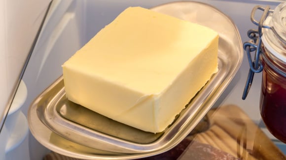 Não deixe a manteiga fora da geladeira nesse calor! Faça isso para amolecer na hora de usar, sem micro-ondas!
