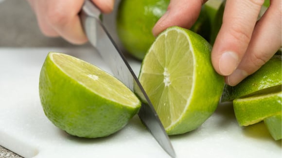 Tanto o suco quanto a casca do limão podem ser aproveitados nos cuidados com as plantas, desde que usados com cautela e moderação (Créditos: Shutterstock)