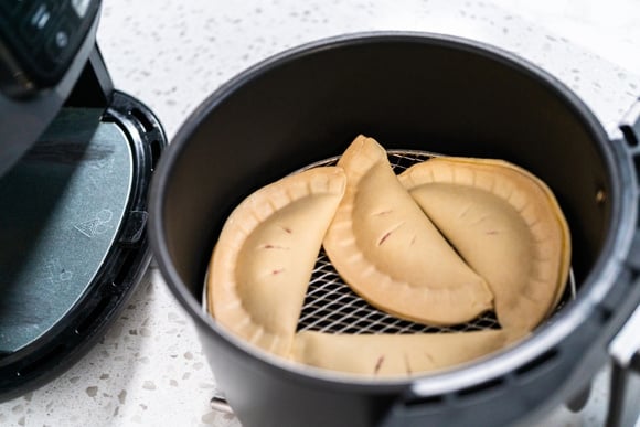 Receita de pastel saudável na air fryer para o lanche: veja como fazer e opções de recheios deliciosos