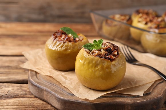 Como fazer maçãs assadas, uma sobremesa simples, econômica e deliciosa?