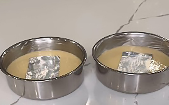 Por que as confeiteiras colocam um pedaço de papel-alumínio na massa de bolo crua antes de assar?