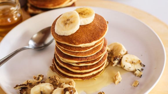 Panqueca de banana com aveia e doce de leite (Créditos: Canva)