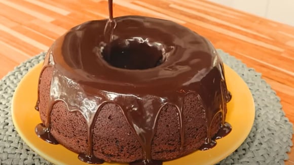 Esse bolo de café com chocolate é meu novo vício: fofinho e com uma calda perfeita