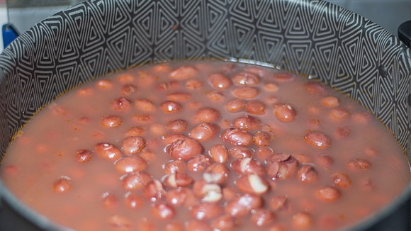 Alguns alimentos podem interferir no cozimento ou no aproveitamento dos nutrientes do feijão. (Foto: Canva)