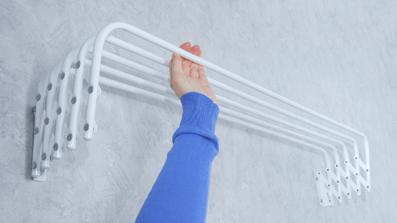 Pequenas mudanças na forma de secar roupa podem reduzir gastos sem pesar na rotina da casa. (Foto: Canva)