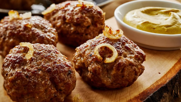 Parece almôndega, mas é muito melhor: esse bolinho de carne alemão fica crocante por fora e suculento por dentro