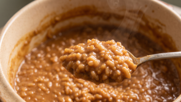 
O toque do doce de leite e das especiarias transforma o arroz doce tradicional em uma verdadeira experiência gastronômica. (Foto: gerada por IA)