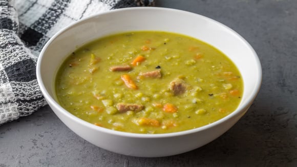 A sopa de ervilha fica muito mais gostosa quando você tempera desse jeito: fiz pela primeira vez e não acreditei na diferença!