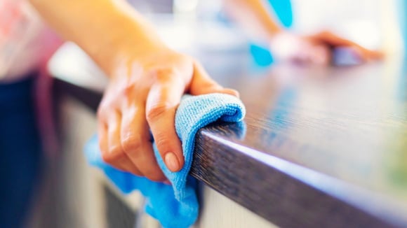 Além de garantir uma limpeza melhor, o pano de microfibra dobrado também otimiza sua utilização (Créditos: Shutterstock)