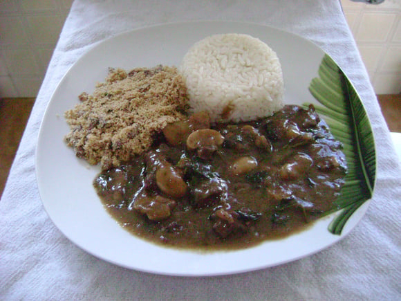 Prato com ensopado de carne com batata e agrião, arroz e farofa (Créditos: TudoGostoso/Gabriela Arruda)