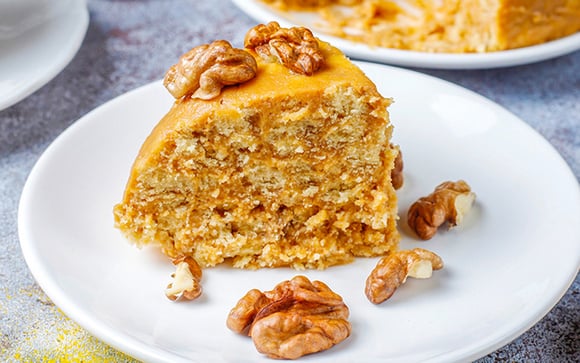 Sem farinha de trigo e sem leite: receita de bolo de amêndoas úmido e muito fofinha, parece de confeitaria