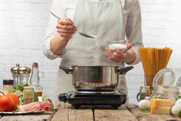 2 truques com sal que vão MUDAR sua vida na cozinha para sempre!