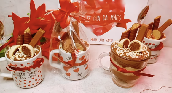 Bolo na caneca montado, recheado e decorado é o presente que vai fazer sucesso nesse Dia das Mães