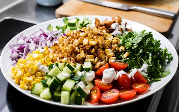 Salada crocante com molho especial: a receita que vai fazer você esquecer o prato principal