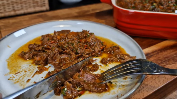 Minha família não quer outra coisa: carne de panela na pressão com molho de cebola caramelizada que desmancha no garfo