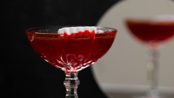 Beijo de vampiro em copo decorado com presas de plástico (Créditos: Shutterstock)