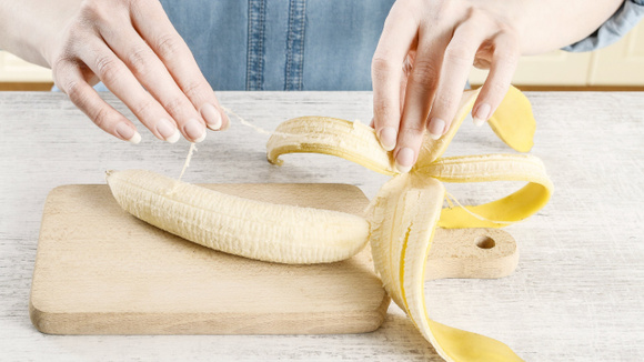 Pego a casca da banana e desfio: não é lixo, é um verdadeiro tesouro (olha só como eu uso!)