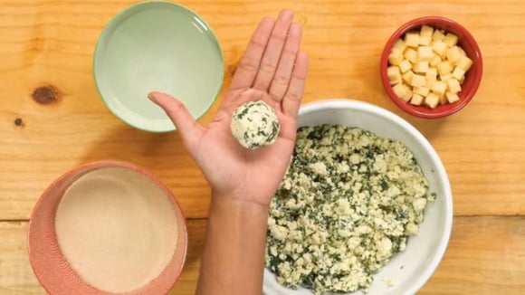 Depois de pronta, a massa deve ser aberta em pequenas porções, recheada com queijo, empanada e frita (Créditos: TudoGostoso)