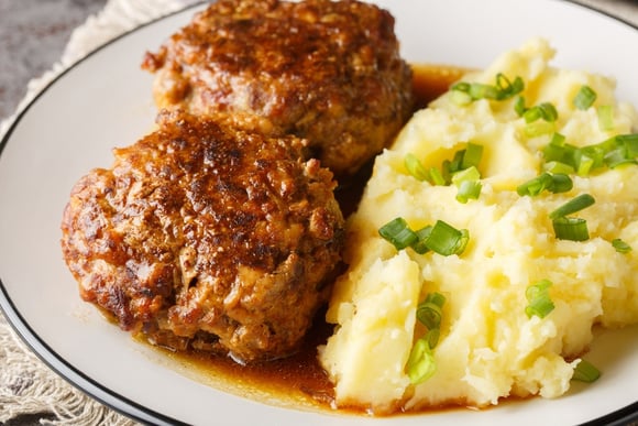 Não sabe o que fazer com a carne moída no congelador? Transforme em um polpetone recheado, suculento e cheio de sabor!
