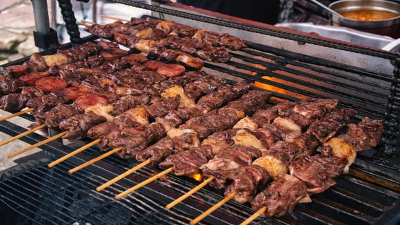 Nem vinagrete, nem chimichurri: o molho caseiro mais gostoso para as carnes do churrasco