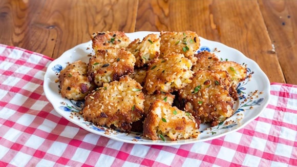 Bolinhos de arroz com queijo e vegetais: ideais para um lanche sem culpa
