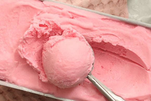 Sorvete caseiro cremoso SEM BANANA: com essa receita você escolhe o sabor de fruta que quiser