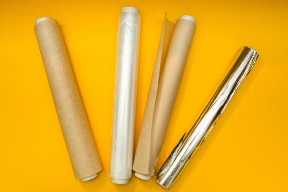 O plástico filme e o papel alumínio estão ultrapassados: essa invenção não apenas protege, mas também indica se o alimento está em boas condições