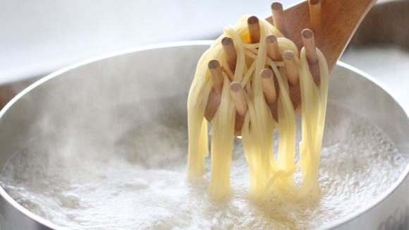Diga adeus ao macarrão grudento: veja como ferver macarrão do jeito certo, depois que você souber, será útil para a vida toda!