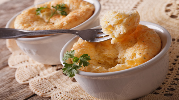 Mini suflês de queijo fofinhos e prontos em 20 minutos: uma repaginada fácil de preparar da clássica receita francesa