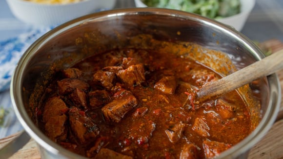 Adicione 3 colheres de sopa ao goulash: a carne ficará tão macia que literalmente derreterá na boca!
