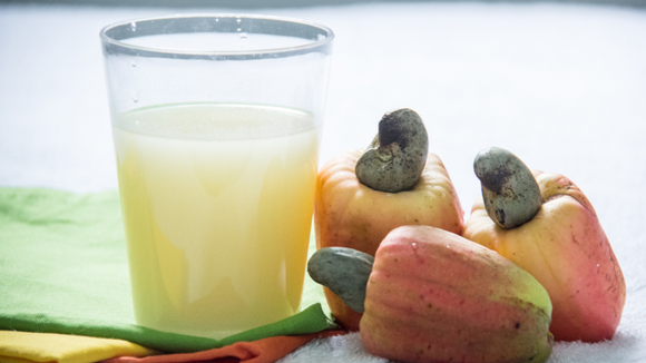 Suco de caju geladinho e delicioso servido em copo de vidro (Créditos: Shutterstock)
