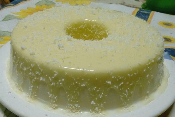 Nada de ovo ou forno no bolo mais fácil do mundo: é só mexer tudo e servir com leite condensado