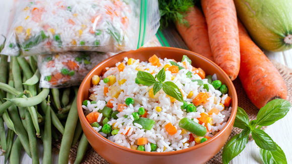 Como fazer arroz congelado ficar tão gostoso e soltinho quanto o arroz fresco? Esse truque simples me salva toda semana