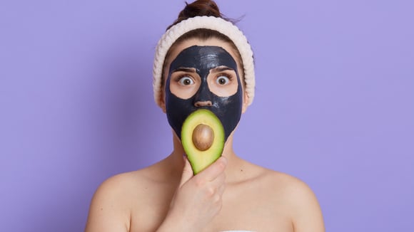 Skincare não é só creme: o que você come pode estragar a sua pele e você tá fazendo isso errado