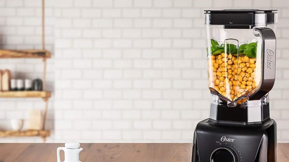 Esquenta 0.9: liquidificador Oster 1400 está pela metade do preço na Amazon