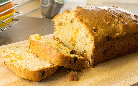 Bolo de laranja sem glúten e cheio de fibras: é importante usar a casca da fruta pra receita ficar com aquele gostinho de casa de vó