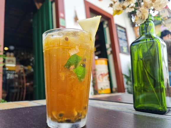 Experimente o coquetel Jorge Amado, feito com limão, maracujá, açúcar e cachaça Gabriela (Créditos: TudoGostoso)
