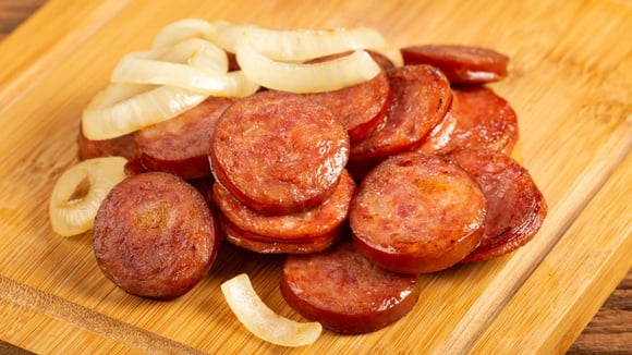 A linguiça acebolada deixa qualquer celebração mais gostosa (Créditos: TudoGostoso)