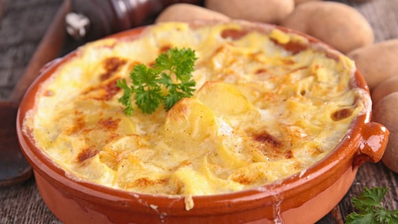 Aprenda como fazer gratinado de batata cremoso e fácil, uma alternativa deliciosa ao purê tradicional para a Páscoa
