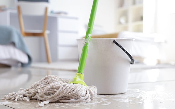 Misturar vinagre na água para limpar os pisos da casa é um truque eficaz?