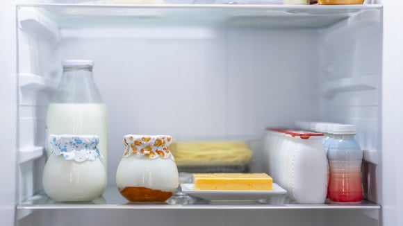 Você está armazenando o leite no lugar errado: descubra onde guardar a bebida na geladeira para conservá-la por mais tempo