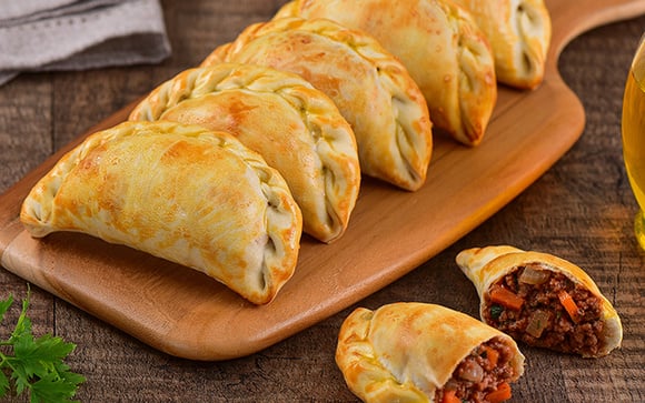 Quatro chefs da alta gastronomia ensinam a fazer a empanada perfeita: massa crocante e recheio suculento