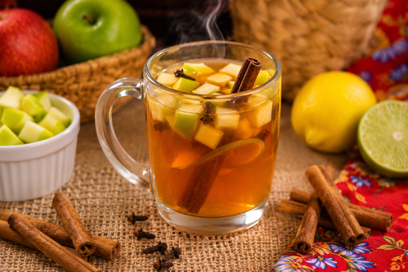 Todo mundo pode brindar: aprenda a fazer um delicioso quentão sem álcool para toda família