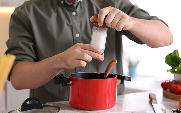 Como tirar o excesso de sal da comida que passou do ponto: 3 truques fáceis que aprendi no TudoGostoso